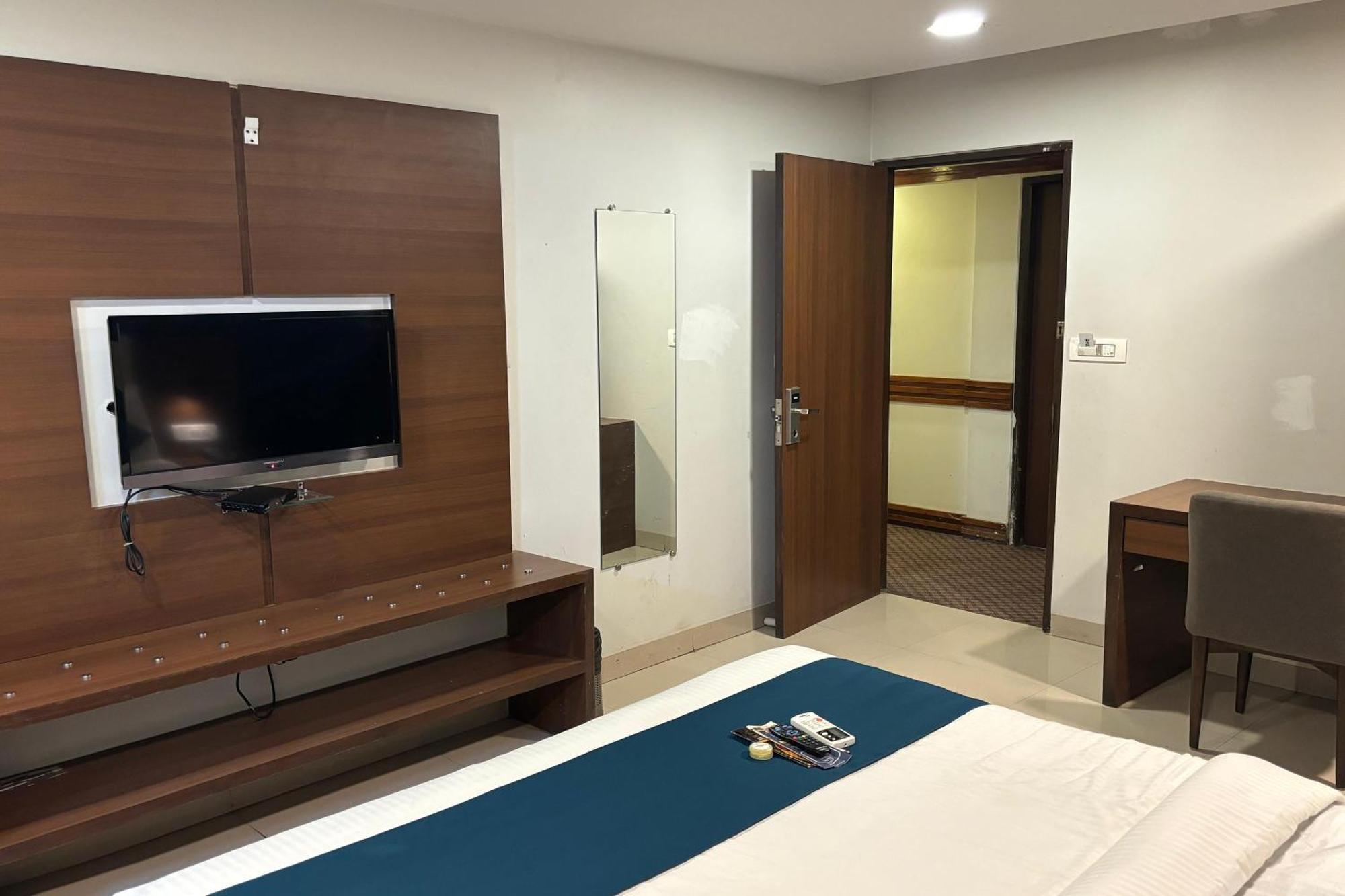 Hotel Concord Galaxy Мумбай Екстериор снимка