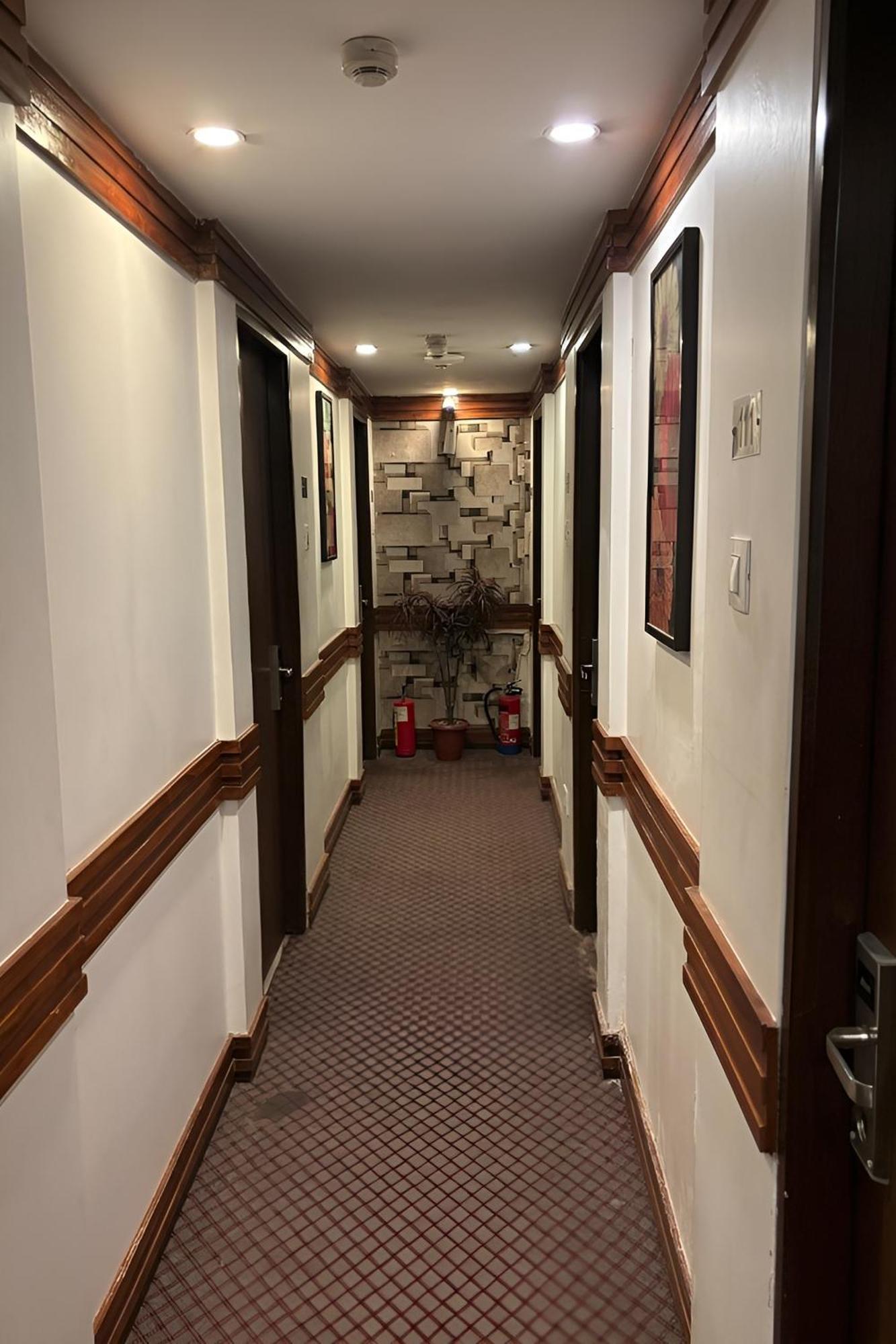 Hotel Concord Galaxy Мумбай Екстериор снимка