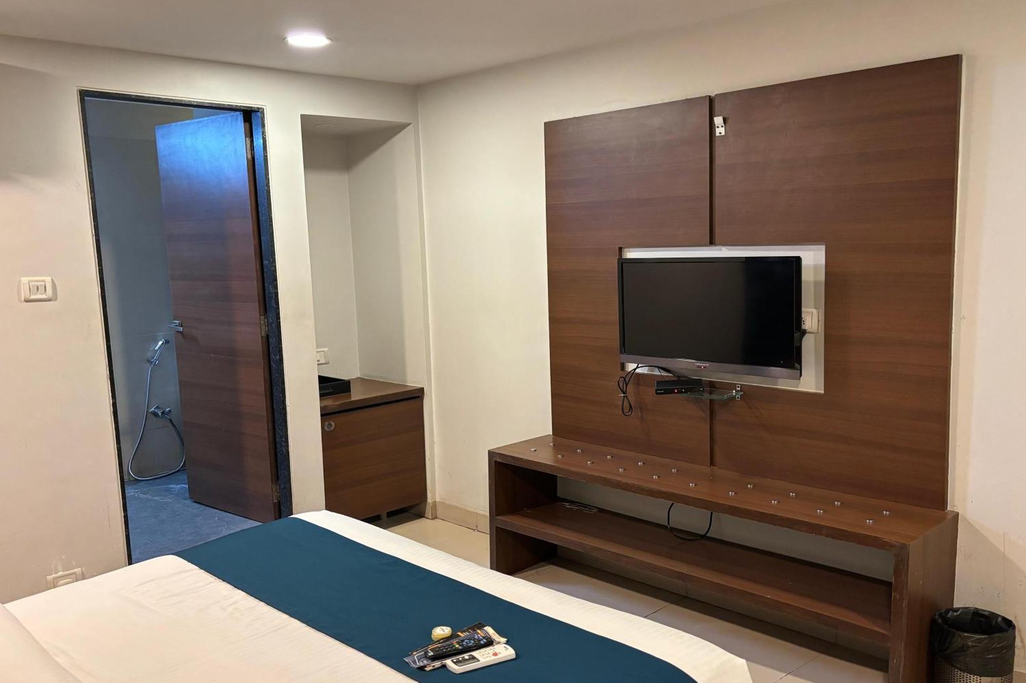 Hotel Concord Galaxy Мумбай Екстериор снимка
