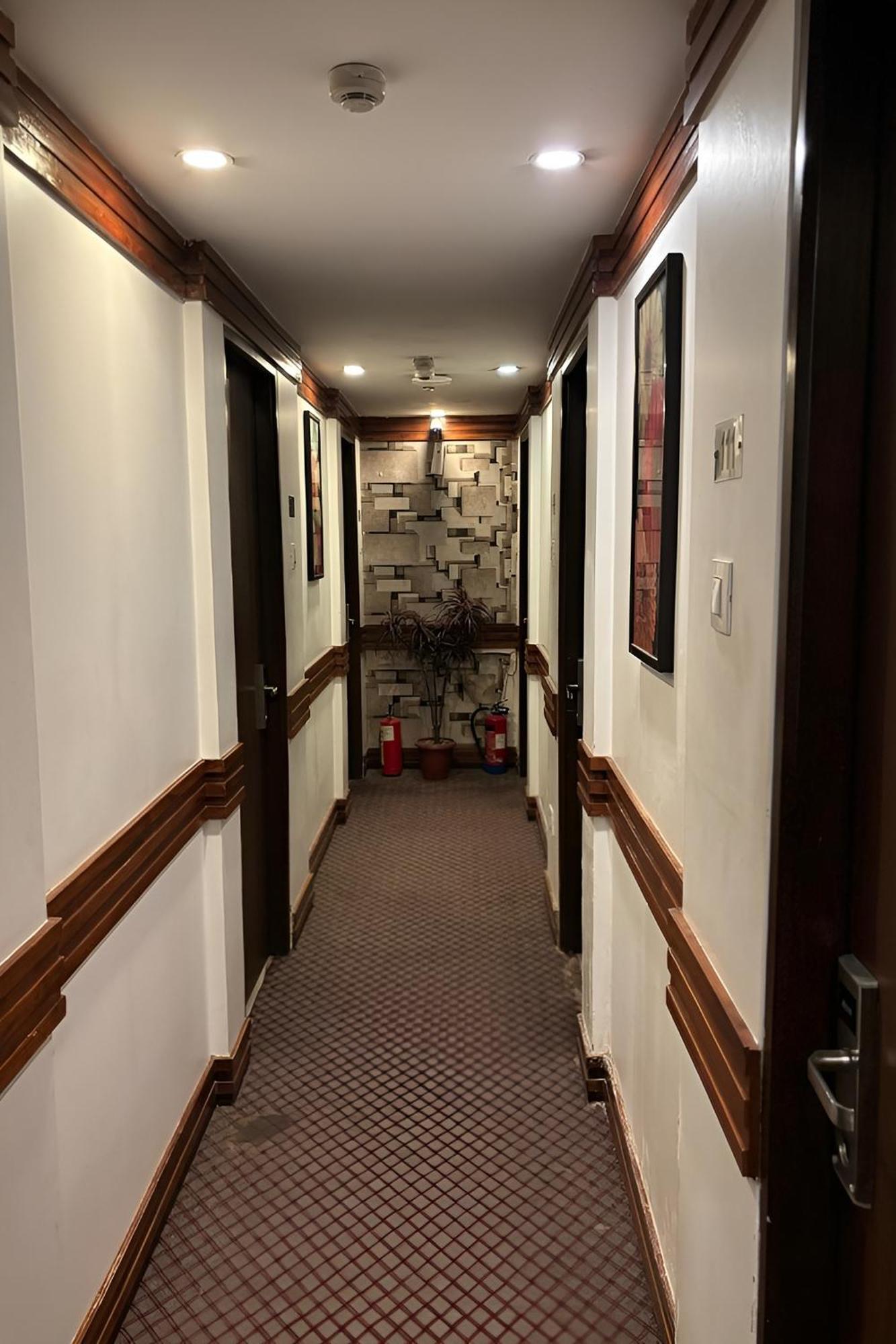 Hotel Concord Galaxy Мумбай Екстериор снимка